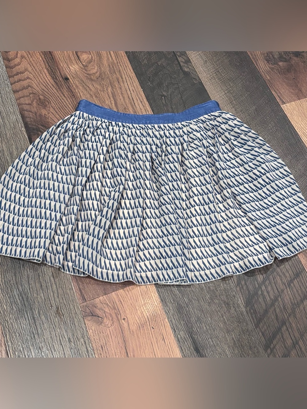 Club Monaco Navy and Beige Mini  Skirt in size 8. Great condition